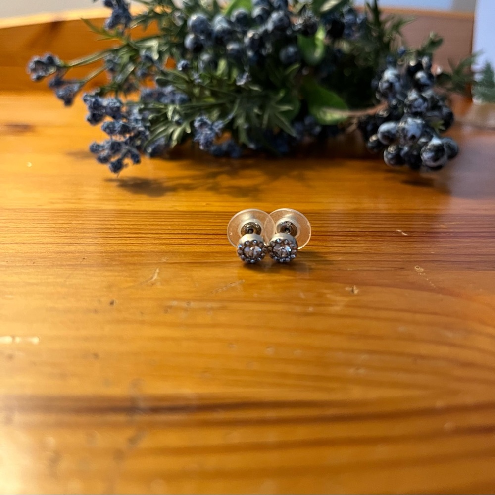 Brighton // illumina solitaire post earrings